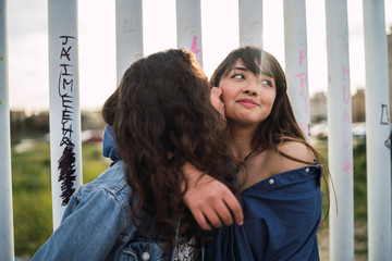 Pareja de amigas patinando 