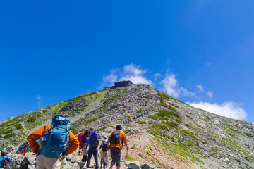 【北アルプス・立山】登山道から望む雄山山頂