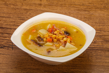 Pea soup with smoked ribs