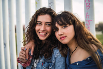 Pareja de amigas patinando 