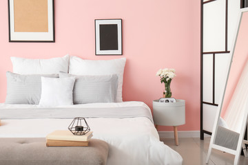 Obraz na płótnie Canvas Stylish interior of room with big bed