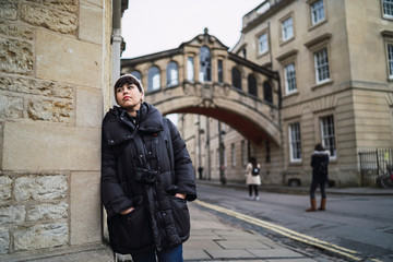 Fototapeta na wymiar Chica joven guapa en las calles de Oxford