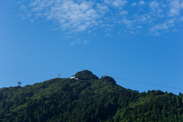 筑波山の中腹から見る女体山頂