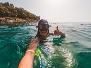 young pretty smiling woman taking selfie in snorkeling mask - obrazy, fototapety, plakaty