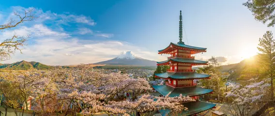 Tuinposter Berg Fuji en Chureito rode pagode met kersenbloesem sakura © f11photo