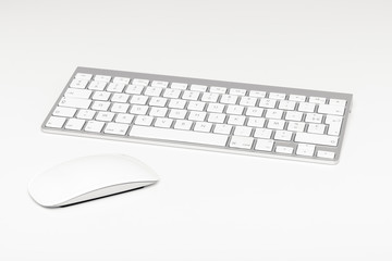 Clavier et souris d'ordinateur sans fil sur fond blanc