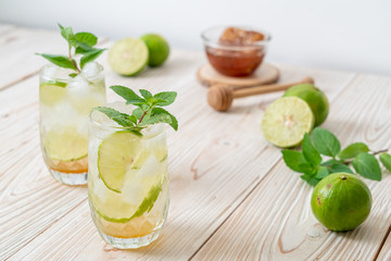 iced honey and lime soda with mint