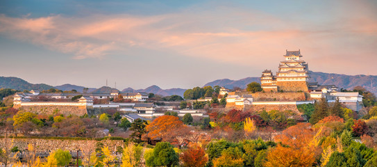 Fototapeta premium Himeji Castle in the autumn at sunset