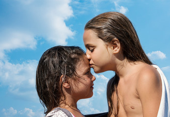 Bacio sulla fronte davanti al cielo