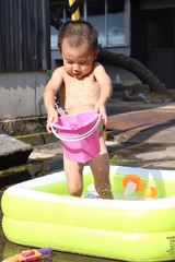 ビニールプールで遊ぶ日本の男の子（3歳児）