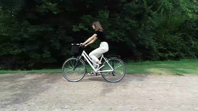 Fille qui roule en v&eacute;lo - vue de c&ocirc;t&eacute; 