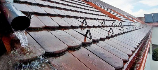 Closeup of roof tiles during heavy rain - obrazy, fototapety, plakaty
