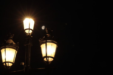 Faro de noche alumbrando.