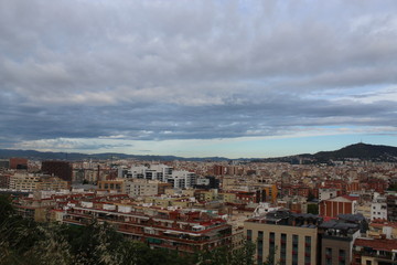 Obraz premium Vista de la ciudad con nubes.
