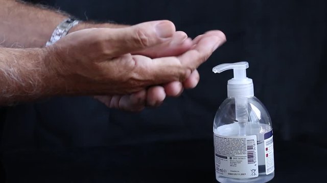 Personne qui met du gel hydroalcoolique 