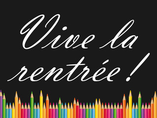 Vive la rentrée ! Texte écrit en français sur tableau noir à l'école. Reprise des cours. Illustration avec crayons de couleurs.