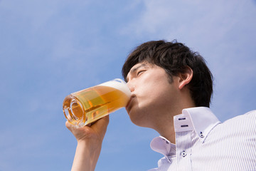 ビールを飲む男性