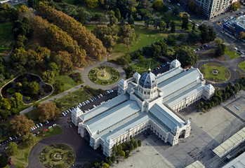 Obraz premium Aerial view of Carlton Gardens and the Royal Exhibition building in Melbourne, Australia