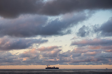 Containerfrachter bei Sonnenuntergang auf der Elbe von Cuxhaven aus fotografiert