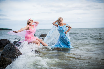 am Strand mit Kleidern