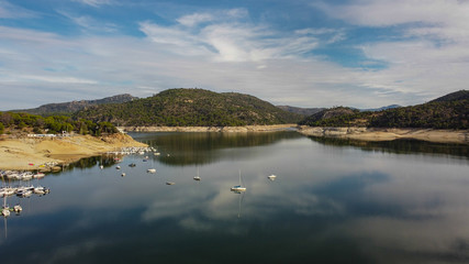 krajobraz jezioro góry niebo drzewa chmury woda 