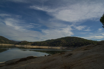 Fototapeta na wymiar krajobraz jezioro góry niebo drzewa chmury woda 