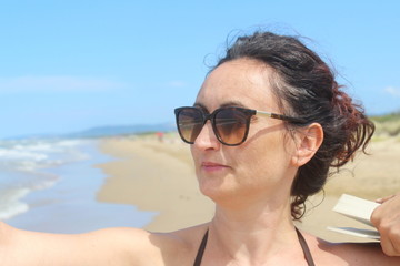 Donna in vacanza al mare - relax e divertimento