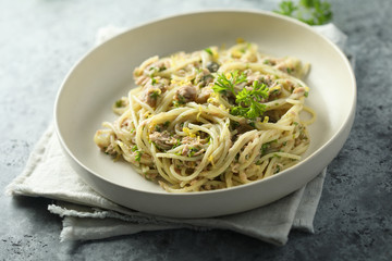 Pasta with tuna, lemon and capers