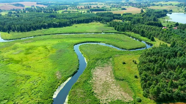 Krajobraz Warmii w p&oacute;łnocno-wschodniej Polsce,rzeka Łyna