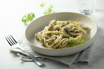 Pasta with tuna, lemon and capers