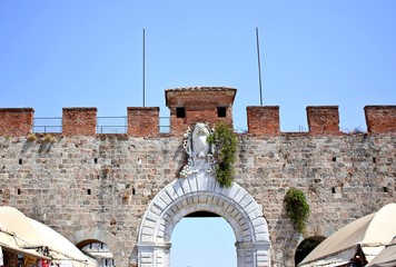 Le antiche mura e l'ingresso principale a Piazza dei Miracoli a Pisa, patrimonio dell'Unesco