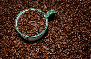Kaffeetasse gefüllt mit Kaffeebohnen