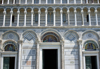 Dettaglio della facciata della Cattedrale di Santa Maria Assunta a Pisa in Piazza dei Miracoli  patrimonio dell'Unesco  