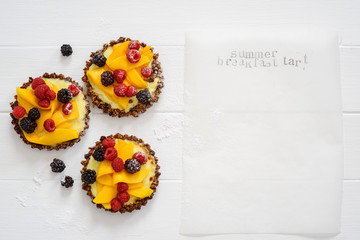 Muesli, yoghurt and fruit tart