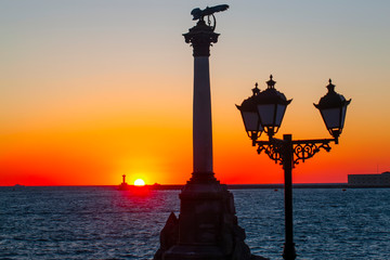 Obraz premium The sunset on the embankment of Sevastopol. Selective focus