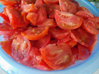 Sliced ​​tomatoes in a bowl on the table