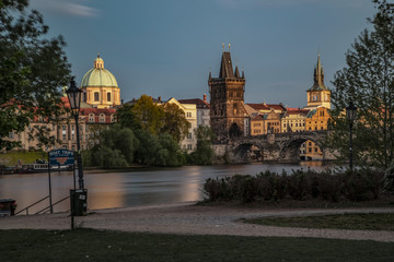 Obraz premium Riverbank view on ancient bridge
