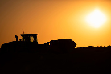 Radlader bei Sonnenaufgang