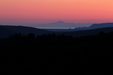 Obraz premium Toskański krajobraz o zachodzie słońca, ostatnie światła dnia.