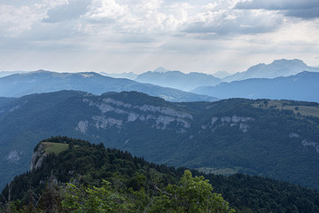 Naklejka premium Montagnes nuages et soleil