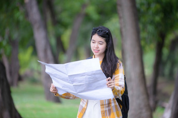Naklejka premium Teenager women backpackers traveling to nature, starting the tourist season