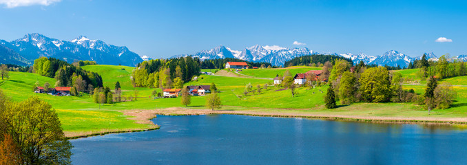 Panorama Landschaft im Allgäu bei Steingaden im Frühling