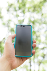 スマートフォンを持つ手