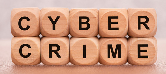 cyber crime gedruckt auf Holzwürfel