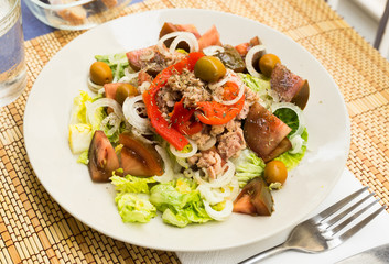 mediterranean vegetable salad with tuna