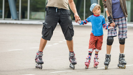 Fototapeta premium Family rolerblading together