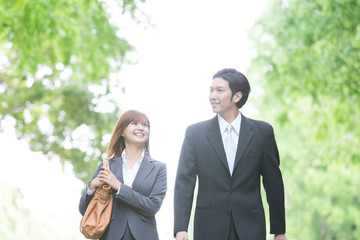 通勤するビジネスマンとＯＬ