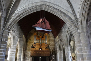 interieur de l'église de batz sur mer