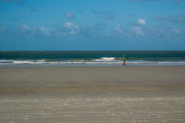 Fototapeta premium Brincando na praia.