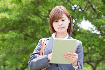 Fototapeta premium タブレットPCを操作するビジネスウーマン